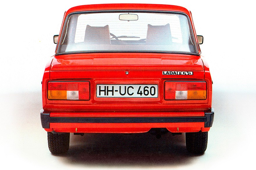 Lada Nova Spezial отличалась аэродинамической формой оригинального переднего бампера с развитым спойлером
